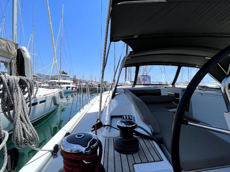Book yachts online - sailboat - Oceanis 51.1 - Black Swan (A/C - Generator - 12 pax) - rent