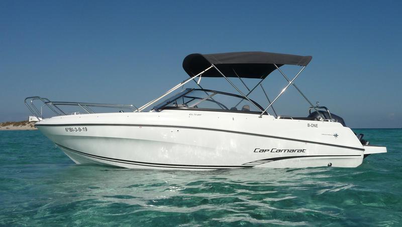 Book yachts online - motorboat - Cap Camarat 6.5 BR - B-One - rent
