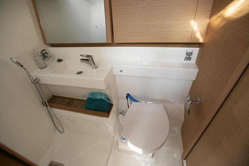 Book yachts online - sailboat - Sun Odyssey 440 - BLACK BIRD - rent