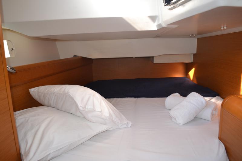 Book yachts online - sailboat - Sun Odyssey 439 - Triada / bow-thruster, solar panels, electric WC - rent