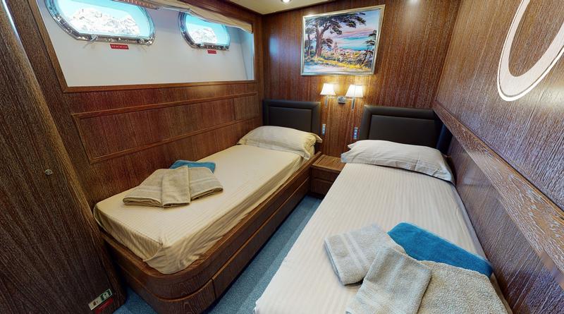 Book yachts online - motorboat - Cantieri di Pisa Akhir 85 - Maestrale - rent