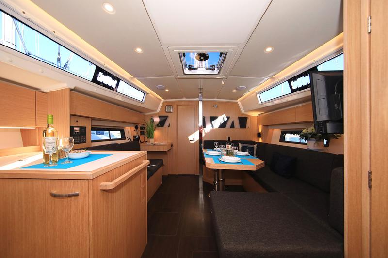Book yachts online - sailboat - Bavaria C42 - ERMIS - rent
