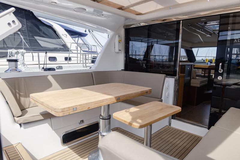 Book yachts online - sailboat - Moody 54 - Adventuro - rent