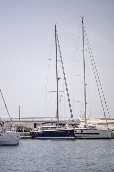Book yachts online - sailboat - Moody 54 - Adventuro - rent