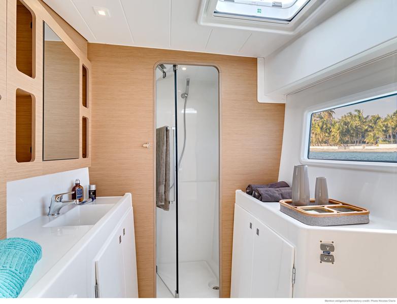 Book yachts online - catamaran - Lagoon 42 - Beatrix - rent