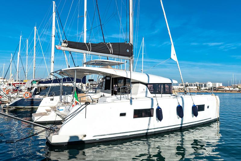Book yachts online - catamaran - Lagoon 42 - Beatrix - rent