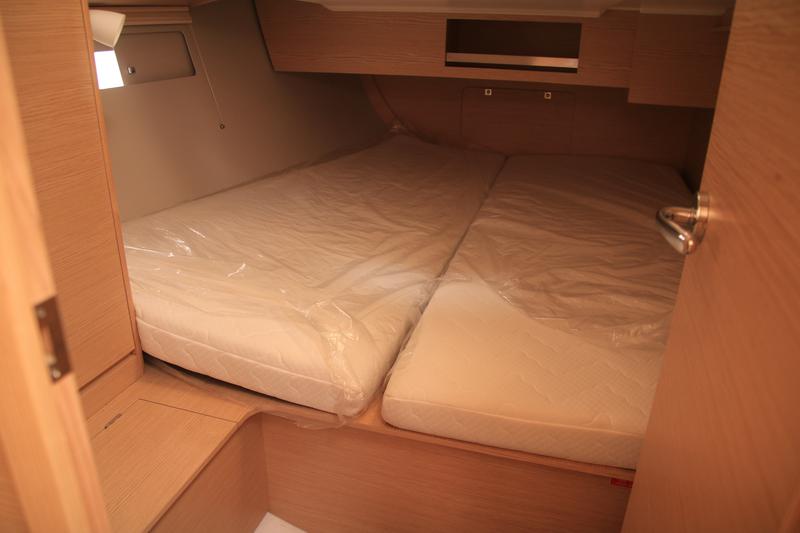 Book yachts online - sailboat - Dufour 390 Grand Large - DILI (vers 50hp+Gas Bbq) - rent
