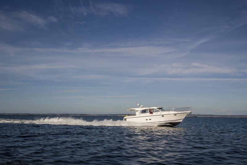 Book yachts online - motorboat - Nimbus 405 Coupe - Unisono - rent