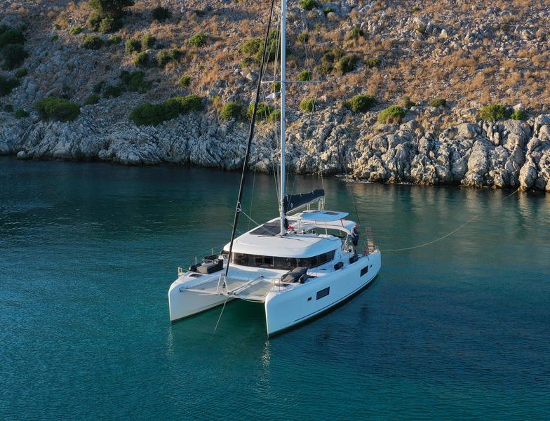 Book yachts online - catamaran - Lagoon 42 - Alima - rent