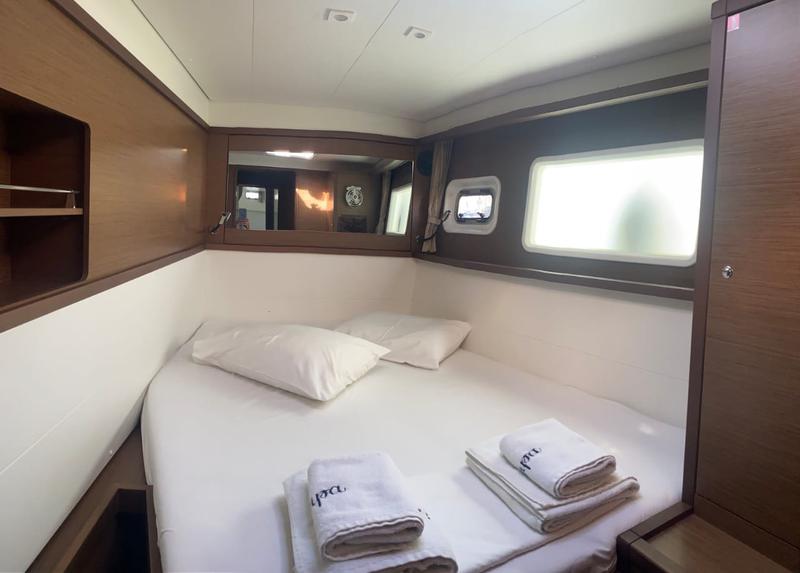 Book yachts online - catamaran - Lagoon 450  Flybridge - ZACAPA (generator, air condition, water maker, 2 SUP free of charge) - rent