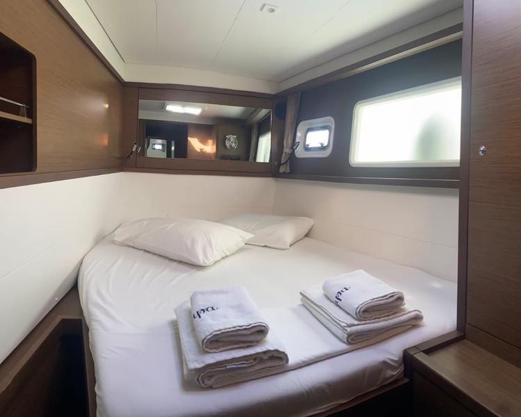 Book yachts online - catamaran - Lagoon 450  Flybridge - ZACAPA (generator, air condition, water maker, 2 SUP free of charge) - rent