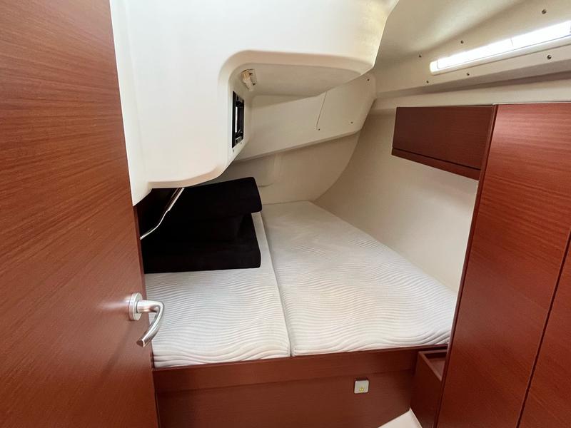 Book yachts online - sailboat - Hanse 418 - DAFNE (generator, watermaker, teak cockpit, gas BBQ) - rent