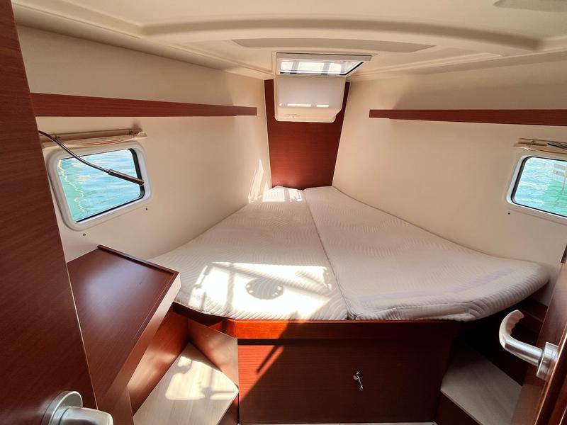 Book yachts online - sailboat - Hanse 418 - EUGENE (generator, watermaker, teak cockpit, gas BBQ) - rent