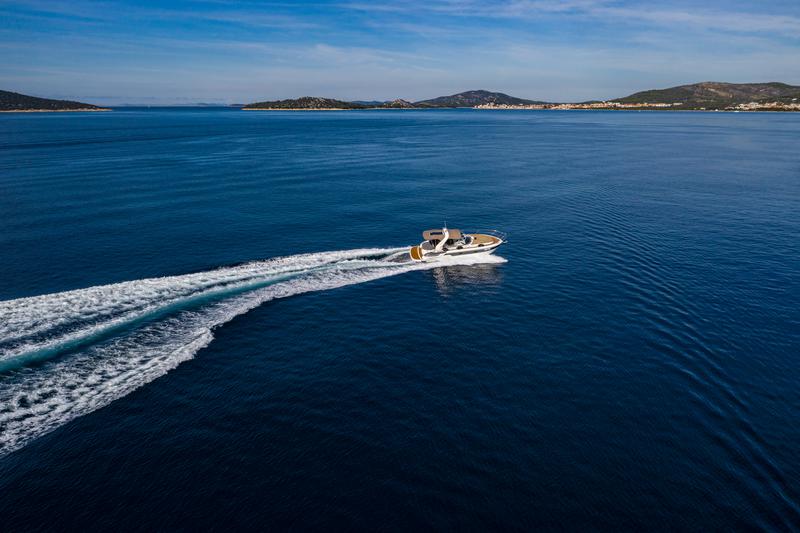 Book yachts online - motorboat - Bavaria 32 Sport - Dora - rent
