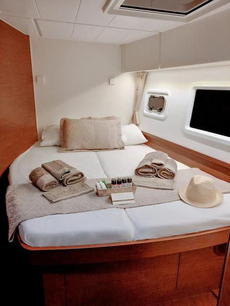 Book yachts online - catamaran - Lagoon 42 - CY-1  - rent