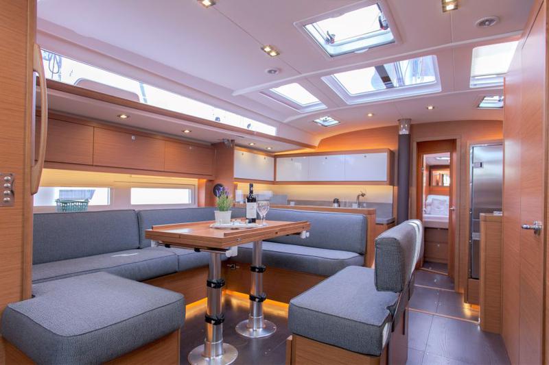 Book yachts online - sailboat - Dufour 530 - ANNA III - rent