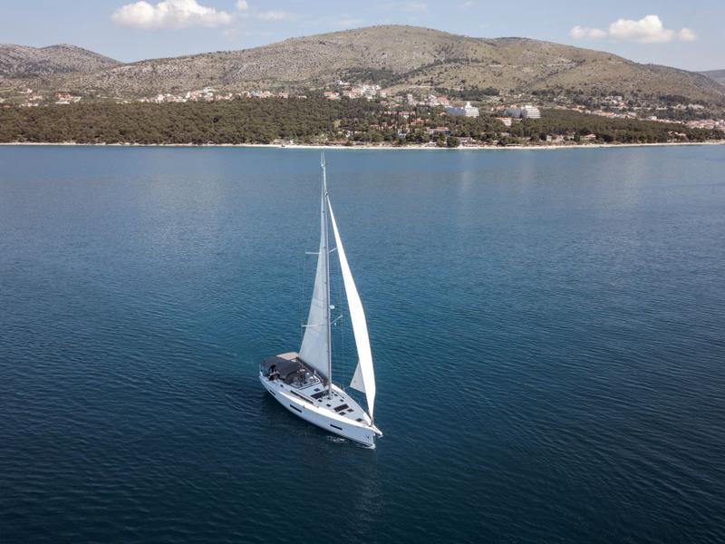 Book yachts online - sailboat - Dufour 530 - ASTRID - rent