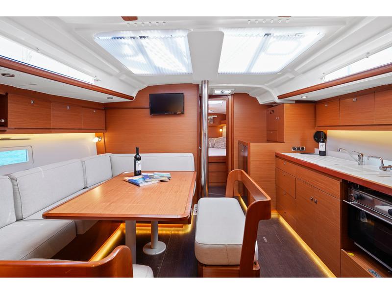 Book yachts online - sailboat - Dufour 430 - Levan - rent