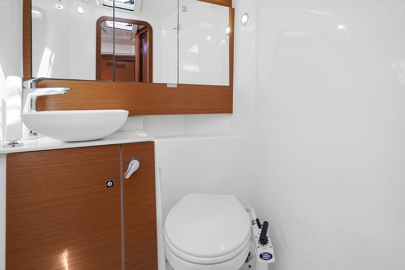 Book yachts online - sailboat - Dufour 430 - Levan - rent