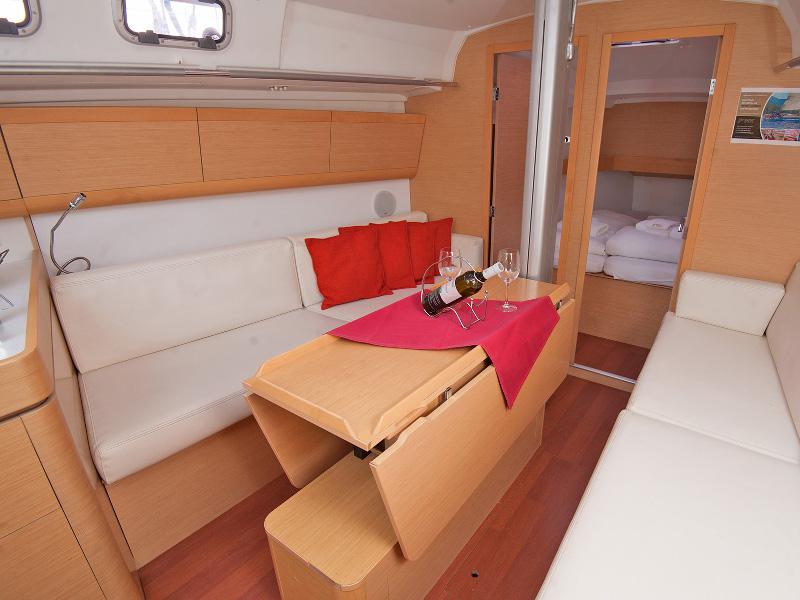 Book yachts online - sailboat - First 35 - NIKE - rent