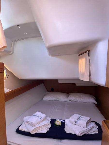 Book yachts online - sailboat - Sun Odyssey 42 i Performance - Waterproof - rent
