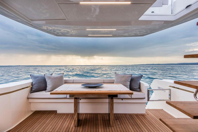 Book yachts online - motorboat - Ferretti 450 - Silver - rent