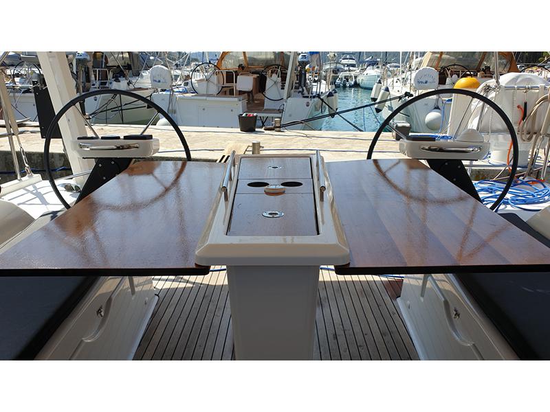 Book yachts online - sailboat - Dufour 390 Grand Large - Nika - rent