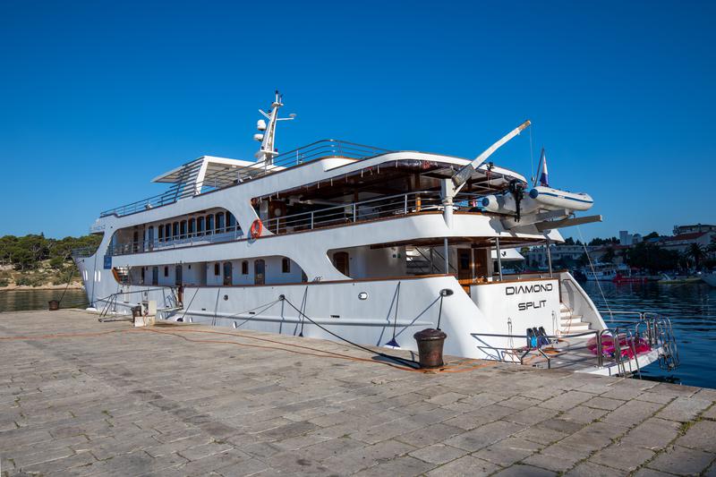 Book yachts online - motorboat - Luxury Motor Yacht - Diamond - rent