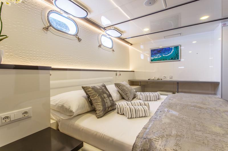Book yachts online - motorboat - Luxury Motor Yacht - Ban - rent