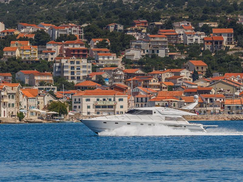 Book yachts online - motorboat - Fairline 65 Squadron - Sunshine MBL - rent