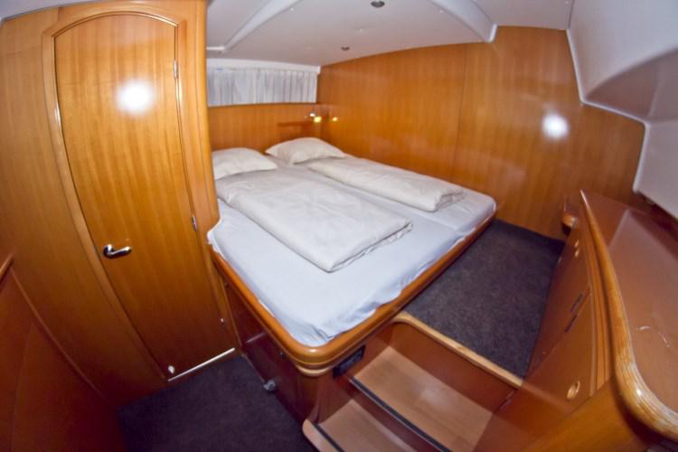 Book yachts online - powercatamaran - Lagoon Powercat 43 - Perseus 1 - rent