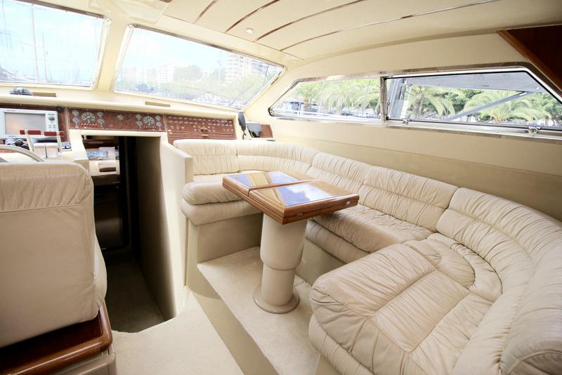 Book yachts online - motorboat - Ferretti 175 FLY - Tres Sirenas - rent