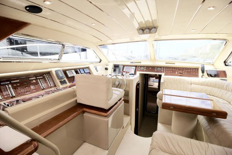 Book yachts online - motorboat - Ferretti 175 FLY - Tres Sirenas - rent