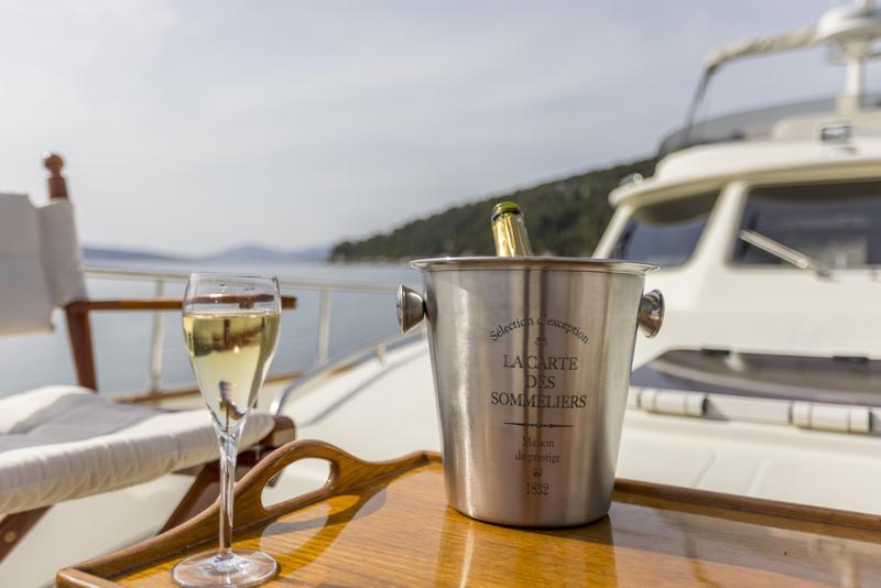 Book yachts online - motorboat - Belliure 44 MY - ROBUSTO - rent