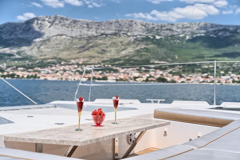 Book yachts online - catamaran - Luna 49 - Gold - rent