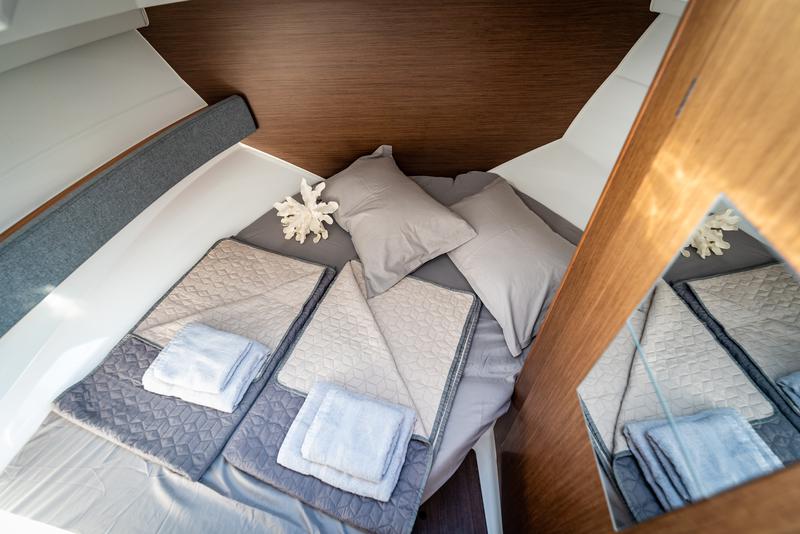 Book yachts online - motorboat - Antares 8 - Lilli - rent