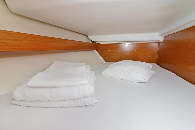 Book yachts online - sailboat - Beneteau Cyclades 39.3 - Helena - rent