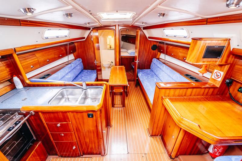 Book yachts online - sailboat - Bavaria 36 Cruiser - Dolkar - rent