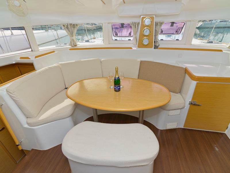 Book yachts online - catamaran - Lagoon 380 - Shona - rent