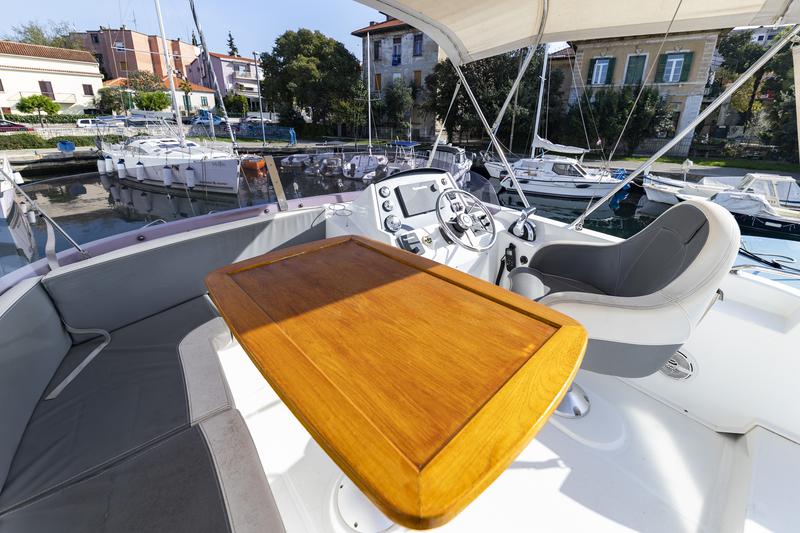 Book yachts online - motorboat - Swift Trawler 34 Fly - Blue Sky - rent