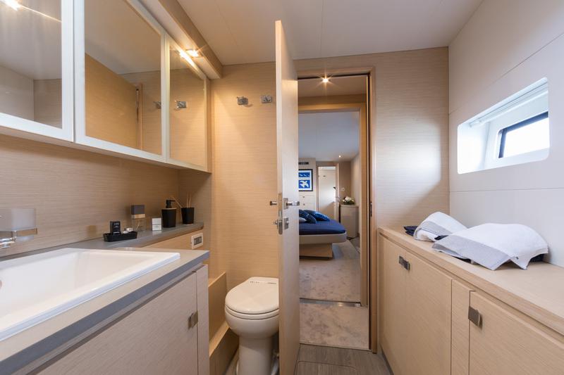 Book yachts online - powercatamaran - Fountaine Pajot 44 - UMBRELLA VICTORIA - rent