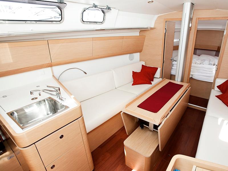 Book yachts online - sailboat - Beneteau First 35 - MINERVA - rent
