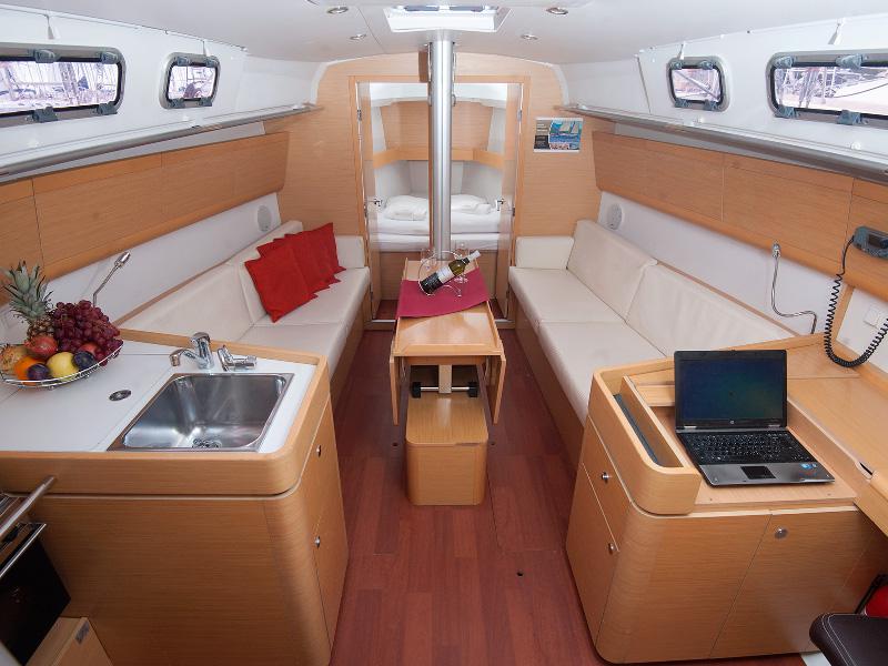 Book yachts online - sailboat - Beneteau First 35 - THETIS - rent