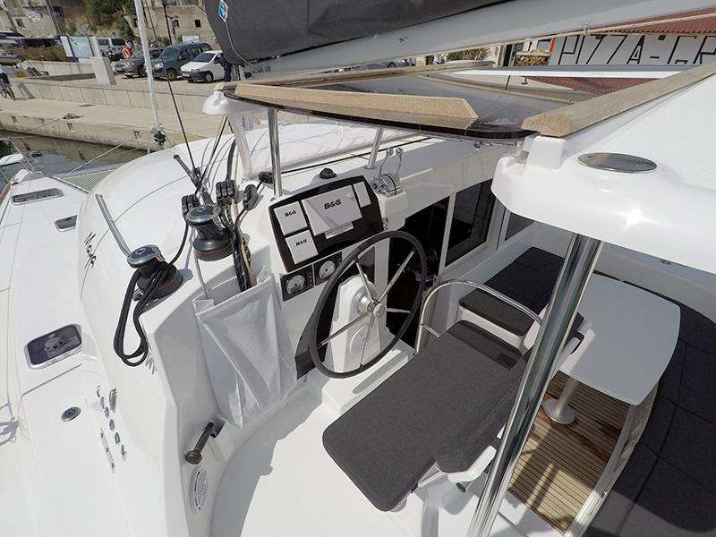 Book yachts online - catamaran - Lagoon 380 - Maya - rent