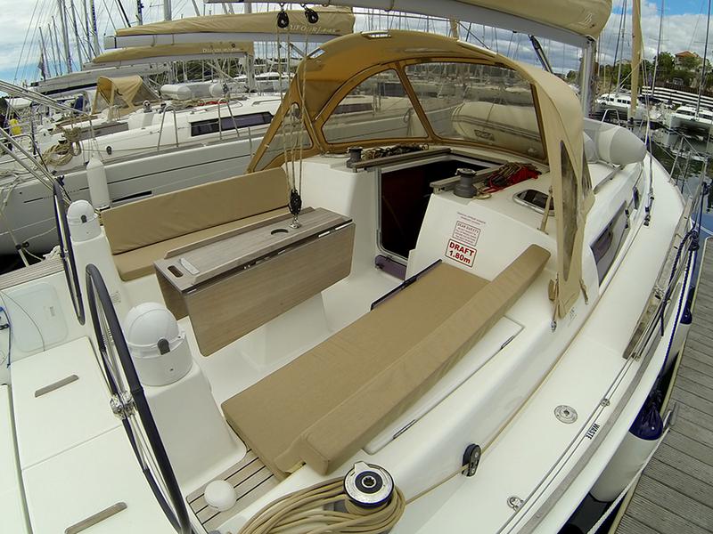 Book yachts online - sailboat - Dufour 335 GL - Lara - rent