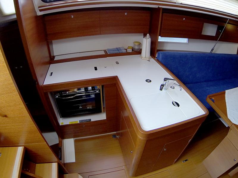 Book yachts online - sailboat - Dufour 335 GL - Lara - rent