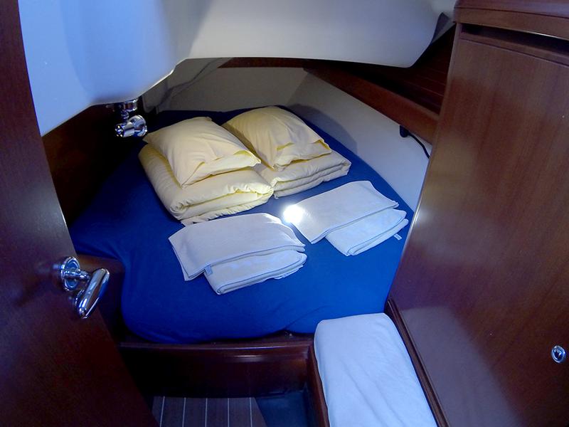 Book yachts online - sailboat - Grand Soleil 37 R - Sportski Vuk - rent