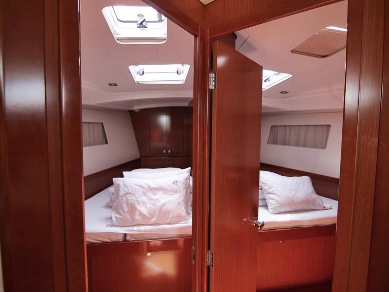 Book yachts online - sailboat - OCEANIS 45 BT - GOLDEN DREAMS - rent
