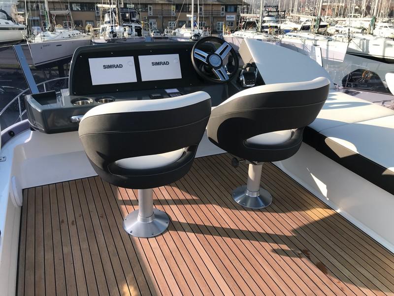 Book yachts online - motorboat - Bavaria R40 FLY - STEP TWO - rent