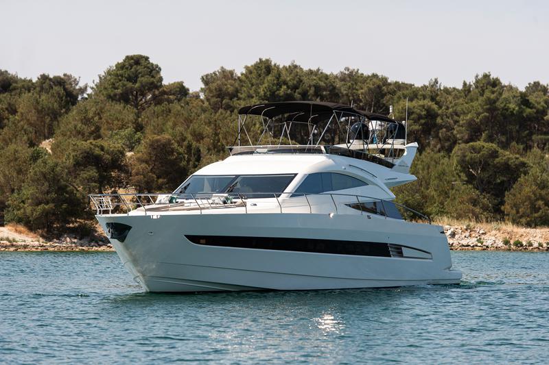Book yachts online - motorboat - Galeon 640 Fly - Le Chiffre - rent